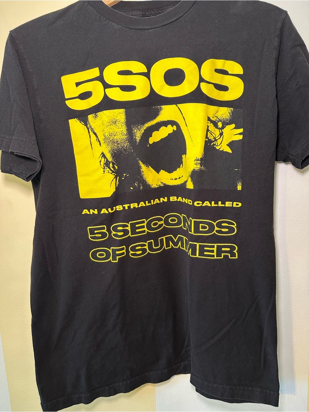 5 Seconds Of Summer Black Tee with Bold Yellow Graphic Mens Size Medium